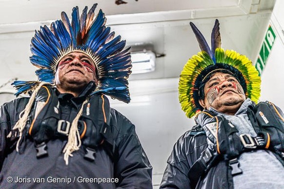 Les leaders indigènes Waduwabati Suyá et Alberto França Dias (Alberto Terena) du Brésil se joignent à l&#039;action de Greenpeace contre un bateau transportant du soja.