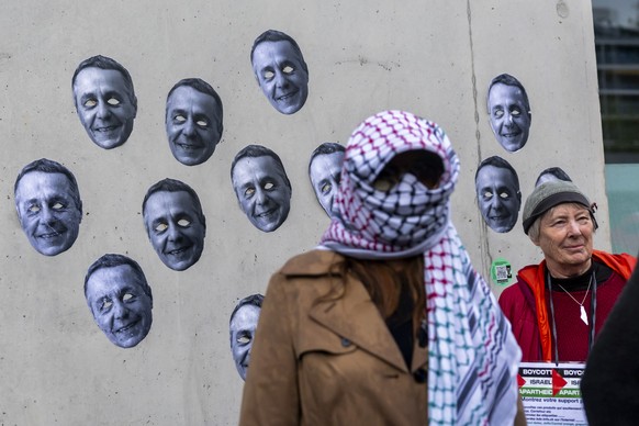 Des pro-palestiniens manifestent face a la police genevoise devant l'hotel InterContinental pour protester contre la venue du conseiller federal Ignazio Cassis, invite au diner de gala de la CICA ...
