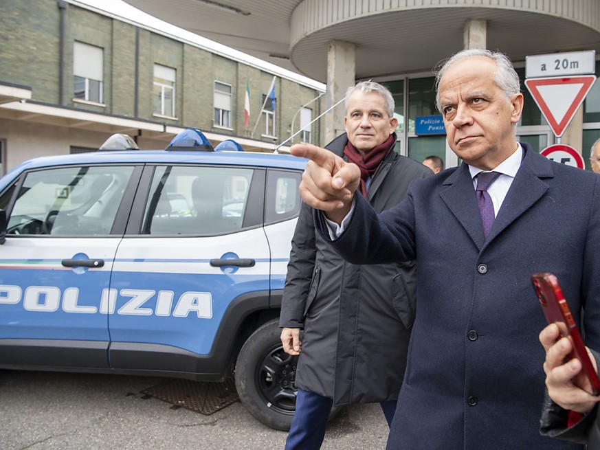 Le conseiller fédéral Beat Jans, au second plan, a rencontré lundi à Chiasso le ministre italien de l&#039;Intérieur Matteo Piantedosi (à dr.).