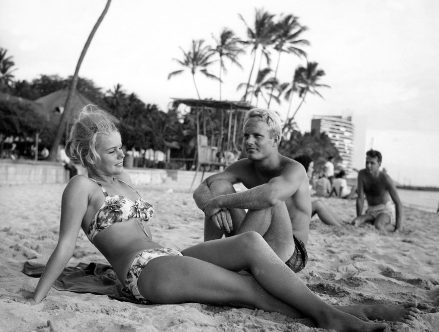 Bildnummer 55860088 Datum 01012011 Copyright imagoUnited ArchivesA woman sunbathing at the seaside with her boyfriend USA Mono Print kbdig 2011 quer 1950 s 1950s 50 s 50s Fifties 1960 s 1960s 60 s 60s ...