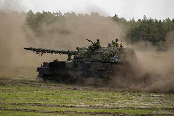 A Bundeswehr self-propelled howitzer 2000 (PzH 2000 for short) drives around the training area during the &quot;Wettiner Heide&quot; exercise maneuvers of the German army Bundeswehr in Munster, German ...