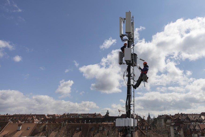 Markus Bandi, above, and Benjamin Wasem, installation specialist on behalf of Swisscom, during the installation of a 5G antenna, in Bern, Switzerland, on March 26, 2019. (KEYSTONE/Peter Klaunzer)

Mar ...