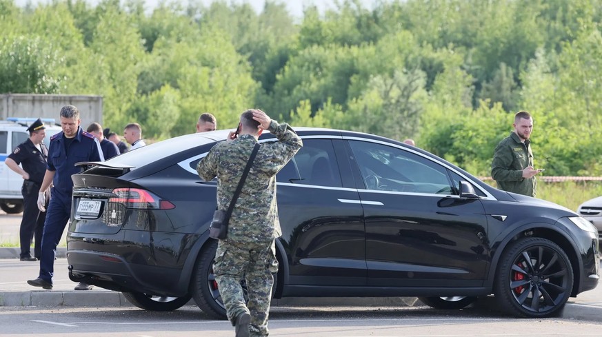 La voiture personnelle de l'ex-ministre: une Tesla noire.