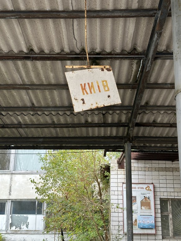 A l'arrêt de l'ancienne station de bus de Tchernobyl, il ne reste que le panneau «Kiev».