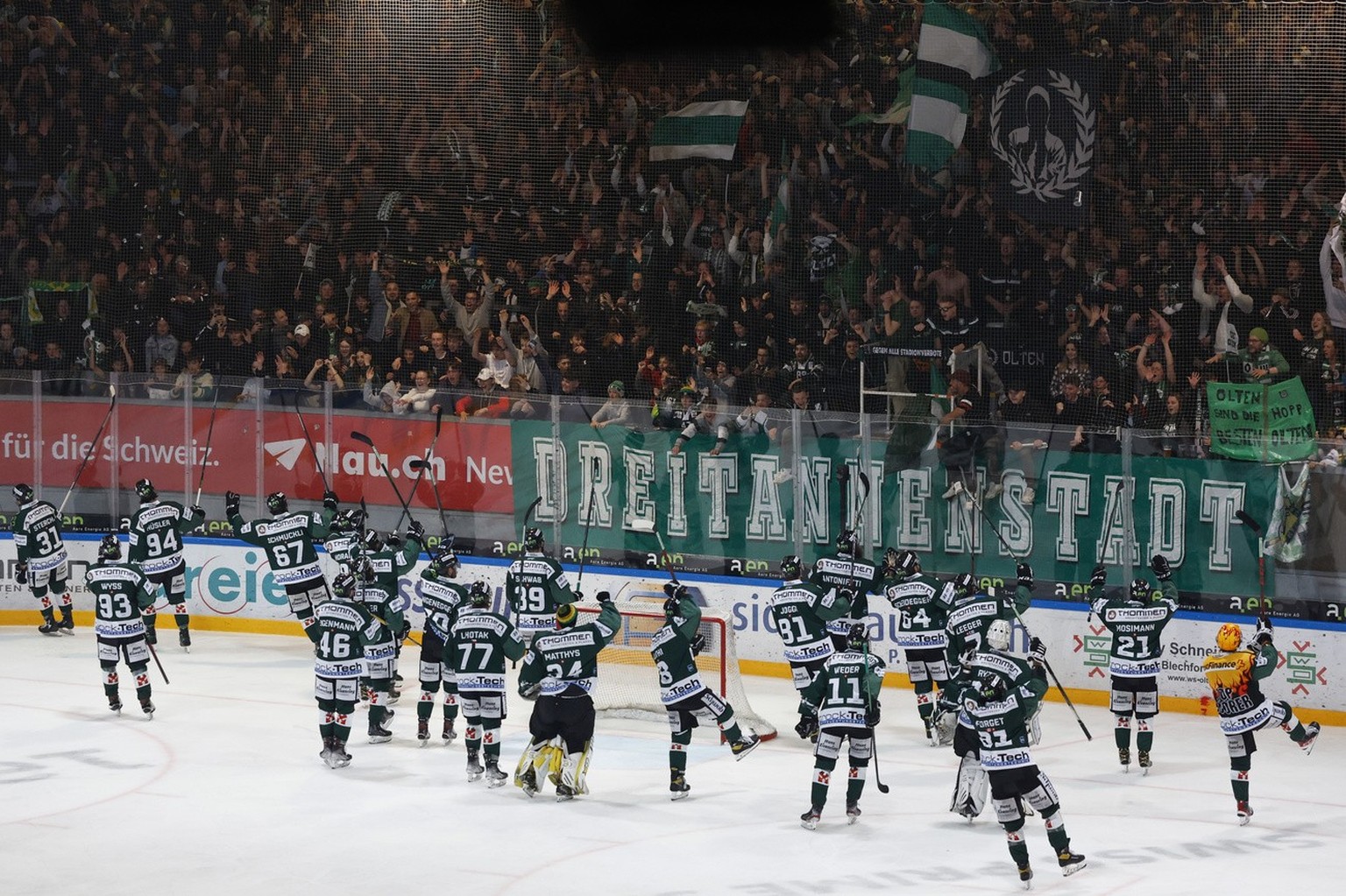 Oltens Spieler feiern mit ihren Fans, nach dem Sieg im 2. Eishockey Playoff Finale der Swiss League zwischen EHC Olten und EHC Kloten, am Mittwoch, 13. April 2022, in Olten. (KEYSTONE/Peter Klaunzer)