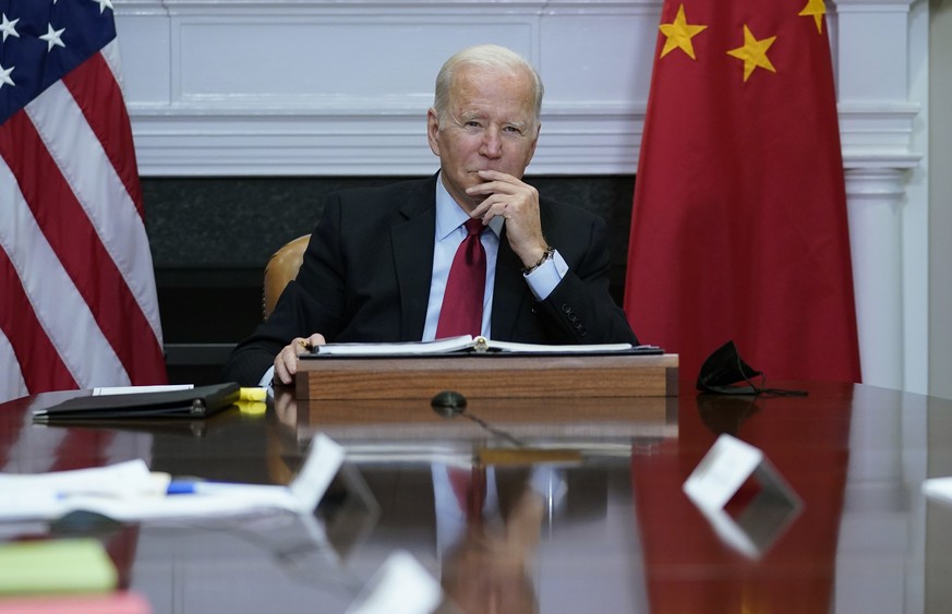 Joe Biden en conférence virtuelle avec Xi Jinping, dans son bureau de la Maison Blanche, en novembre 2021.