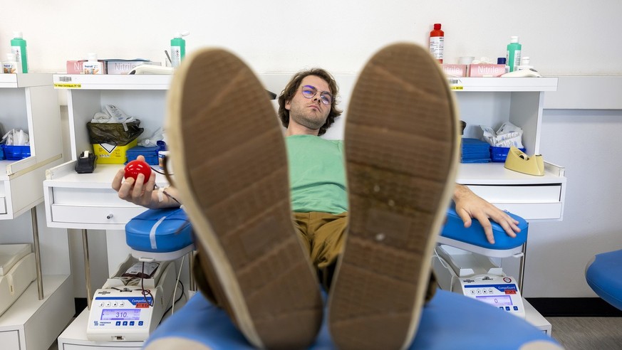 James fait un don de sang dans la salle de prelevement de don de sang des HUG, ce lundi 2 decembre 2024 a Geneve. Les Hopitaux universitaires de Geneve (HUG) font face depuis plusieurs annees a une di ...