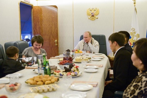 Le président russe lors d'une réunion à bord de l'avion présidentiel avec la famille du caporal Bair Banzaraktsaïev.