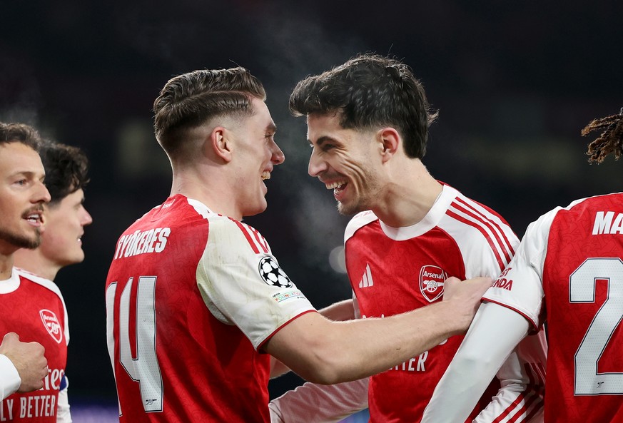 epa12689147 Arsenals Viktor Gyokeres (L) celebrates with team mate Kai Havertz (R) after scoring the 1-0 lead against Kairat Almaty during the UEFA Champions League match between Arsenal FC and Kaira ...