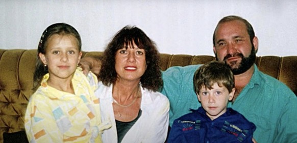 Iwon et Krzysztof avec leurs deux enfants. Krzysztof fut un judoka et un footballeur de deuxième division polonaise. Il accompagna son fils sur tous les terrains avant de décéder subitement d'un AVC à ...