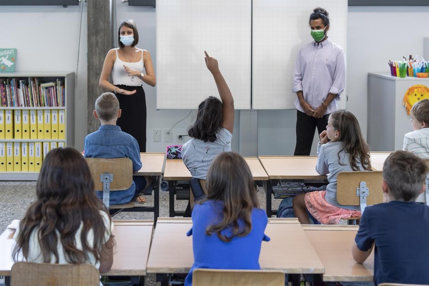 Primarschueler am ersten Schultag nach den Sommerferien, am Montag, 30. August 2021, in Riva San Vitale. (KEYSTONE/Ti-Press/Francesca Agosta)