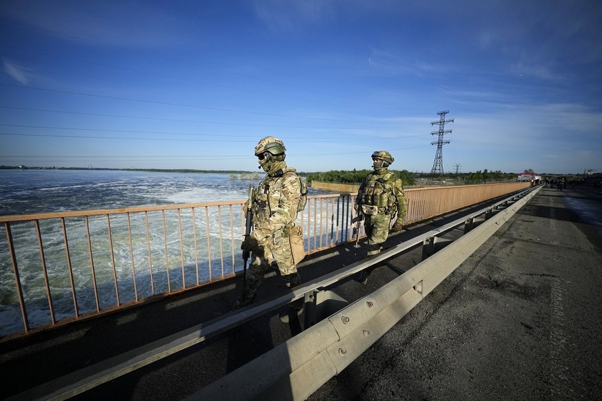 Des soldats russes patrouillent le barrage de Kakhovka, en mai 2022.