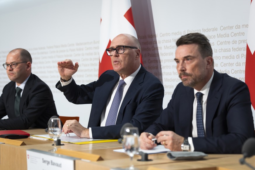 Bundesrat Martin Pfister, Mitte, spricht neben Serge Bavaud, Direktor NDB, vorne, und Dominique Mueller, Rechtsanwalt Lenz und Staehlin, waehrend einer Medienkonferenz zur Administrativuntersuchung zu ...