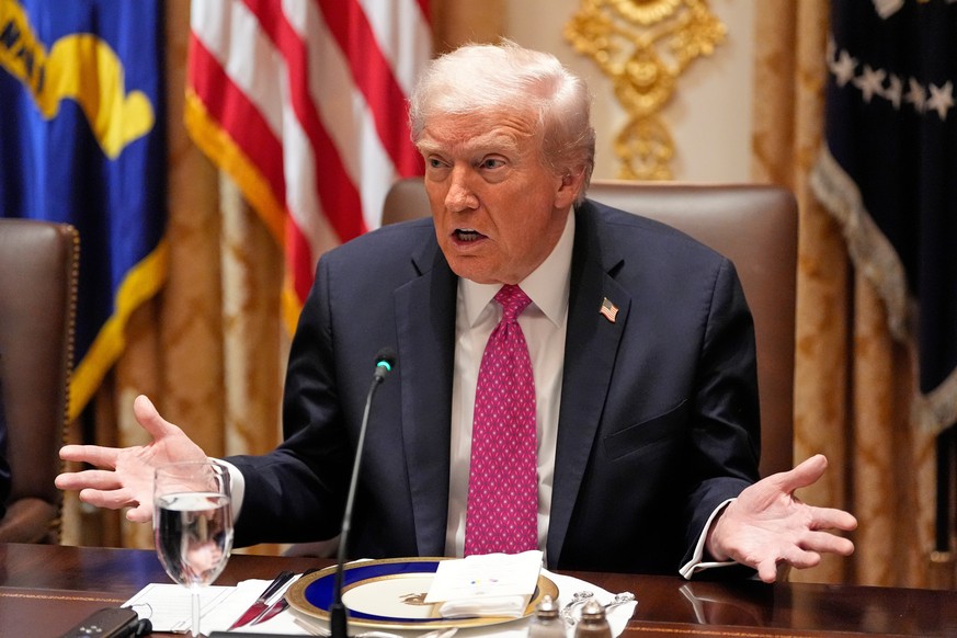 Donald Trump affirme que Nicolas Maduro cherche à apaiser les tensions avec Washington, alors que les États-Unis multiplient les frappes controversées contre des cibles liées au narcotrafic dans les C ...