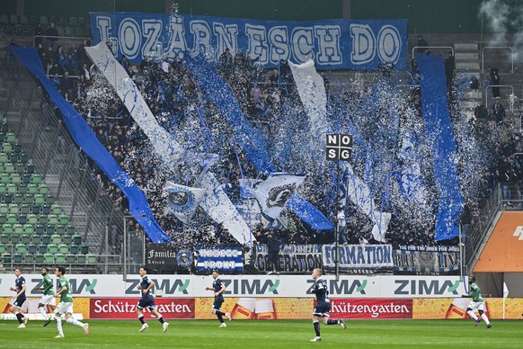 Luzerner Fans im Gaestesektor im Fussball Meisterschaftsspiel der Swiss Super League zwischen St. Gallen, FCSG, und Luzern, FCL, vom Montag, 1. April 2024 in Kybunpark in St. Gallen. (KEYSTONE/Gian Eh ...