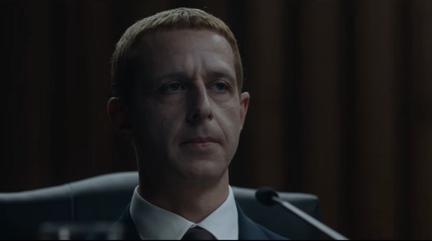 Jeremy Strong incarne un Mark Zuckerberg glacial, faisant passer les chiffres avant l’éthique.