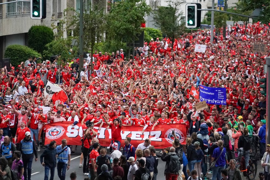 Schweizer Fans, Fanmarsch, Nationalmannschaft, Altstadt, Rheinwiesen, Stadion, Unterstützung, Fußballspiel, rot-weiße Trikots, Fan-Accessoires, Nationalflaggen, Jubel, Gesänge, Fan-Gruppen, Public Vie ...