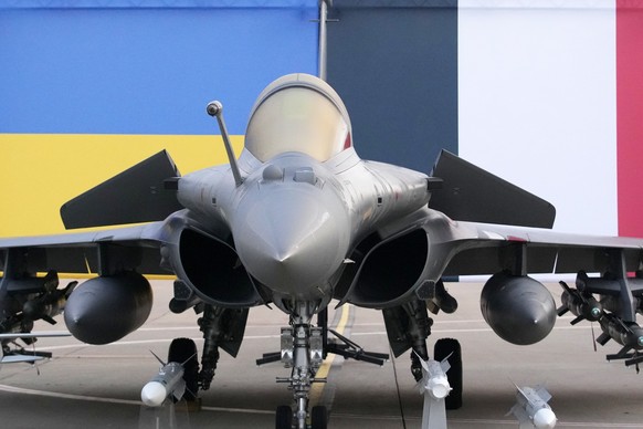 epa12530795 A Rafale jet fighter is seen before the arrival of Ukrainian President Volodymyr Zelensky at the Villacoublay air base near Paris, France, 17 November 2025. Ukrainian President Zelensky is ...