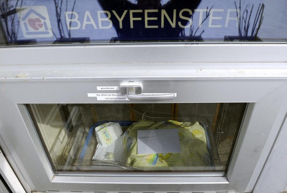 Le 9 mai 2001, une femme place un enfant en bas âge dans la boîte de bébé à Einsiedeln. L&#039;hôpital régional d&#039;Einsiedeln et l&#039;Aide suisse à la mère et à l&#039;enfant (SHMK) ont ouvert l ...