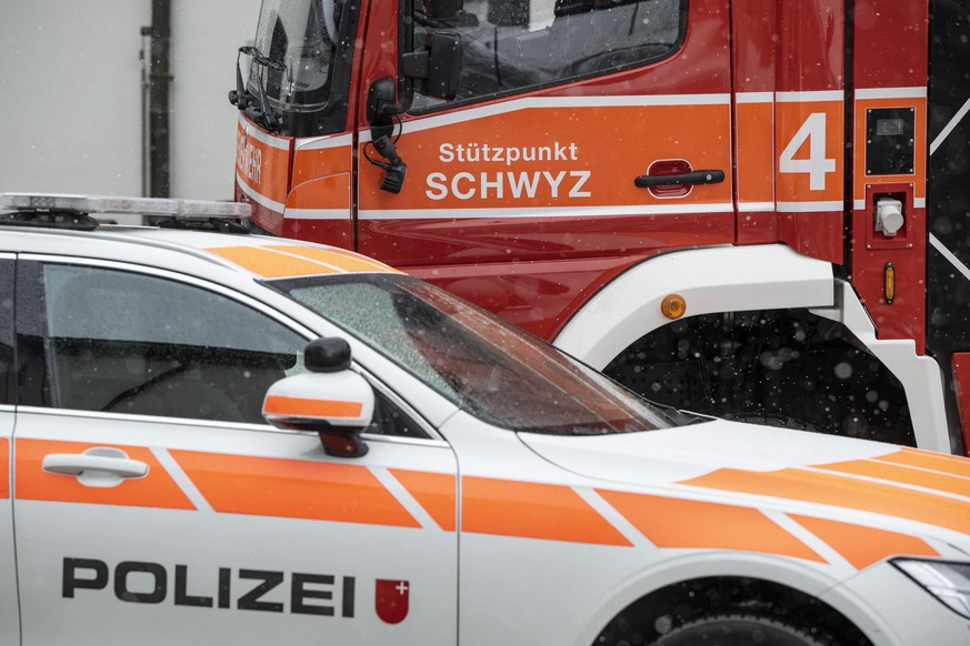 Feuerwehr und Polizei Fahrzeuge stehen auf dem Vorplatz anlaesslich einer Medienkonferenz des Kanton Schwyz zum Projekt des neuen Kantonalen Verwaltungs- und Sicherheitszentrum auf dem Kaltbach Areal  ...
