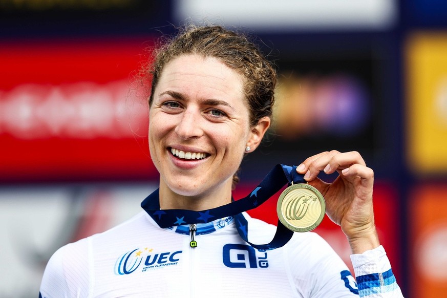 epa10871661 Swiss rider Marlen Reusser poses with her gold medal on the podium of the women&#039;s individual time trials on the first day of the European Cycling Championships in Emmen, the Netherlan ...