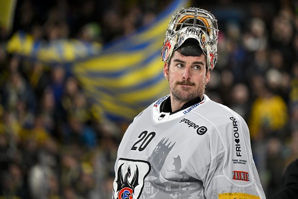 Der Fribourger Torhueter Reto Berra nach dem 5:2 verlorenem Spiel, im Eishockey Spiel der National League zwischen HC Davos, HCD und HC Fribourg-Gotteron, HCFG, am Sonntag, 01. Februar 2026 , in der z ...