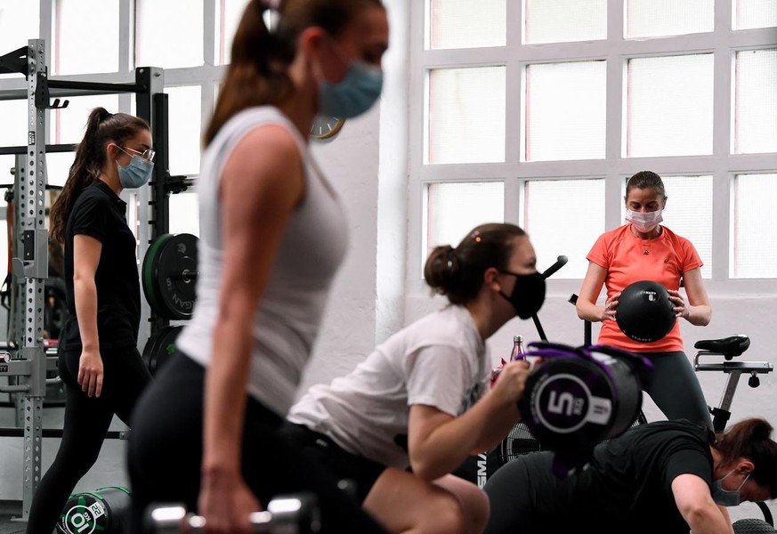 epa09517975 Gym members wear face masks as they take part in a circuit class at Fernwood Fitness Annadale gym, following 108 days of lockdown in Sydney, New South Wales, Australia, 11 October 2021. Ha ...