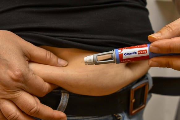 Ozempic Spritze mit Inketion Nadel 1,5 ml,4 Dosen a 05ml mit Logo in der Hand einen Patienten-Ozempic ist ein sehr wirksames Medikament f�r Menschen mit schwer einstellbarem Diabetes Typ 2 haben und a ...