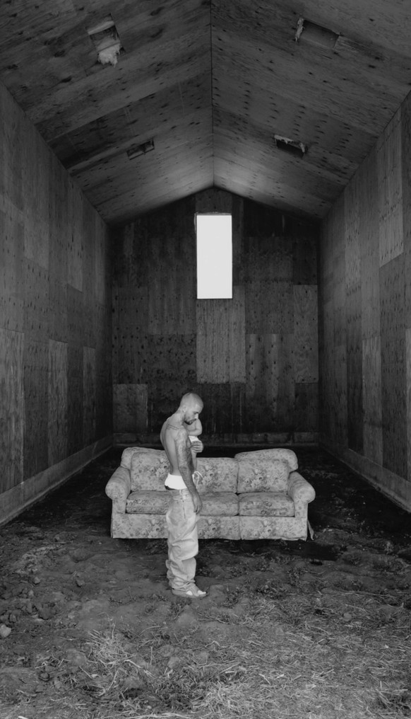 Justin Bieber et son fils Jack Blue, 10 mois, dans une série de photos réalisées pour l'album par Renell Medrano. (Qui a aussi bossé pour Kendrick Lamar en 2022).