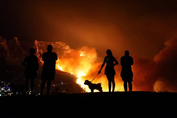 Wildfire near Omis: Large numbers of tourists and residents evacuated as firefighters face sleepless night A large wildfire that broke out on August 13, 2026 in the village of Lokva Rogoznica near Omi ...