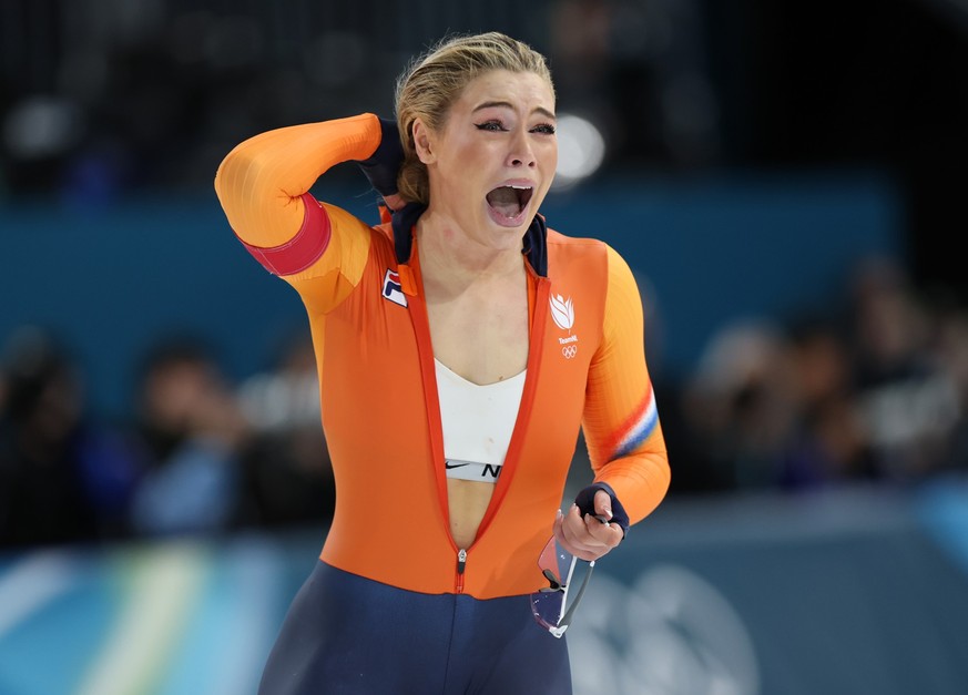 Elle a une bonne raison d'ouvrir sa combinaison après les courses