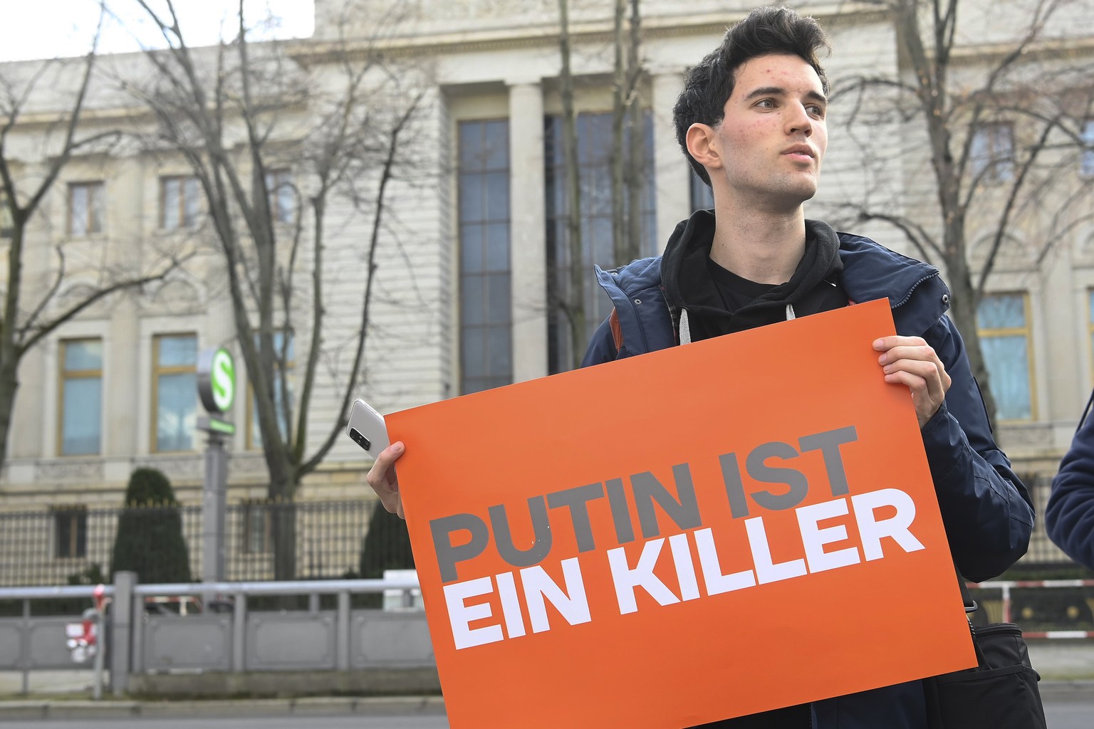16.02.2024, Berlin: Ein Unterst�tzer des russischen Aktivisten Alexej Nawalny h�lt ein Schild &quot;Putin ist ein Killer&quot; vor der russischen Botschaft in Berlin. Nach Angaben der Justiz in seiner ...