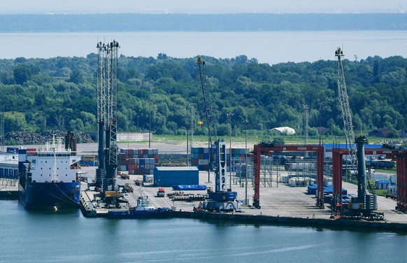 Russia Baltiysk Sea Port 8240405 20.07.2022 The new Ursa Major cargo ship is loaded at the Baltiysk Sea Port, where the Baltiysk - Ust-Luga ferry service is carried out, in Kaliningrad region, Russia. ...