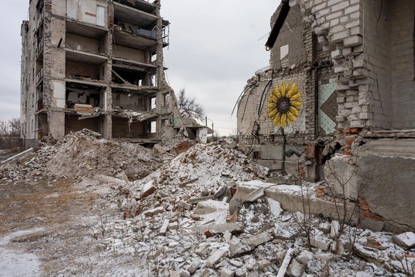Un tournesol, symbole de la résistance ukrainienne, a été peint sur les ruines de cette maison à Izium, en Ukraine