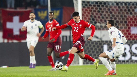 epa11723269 Switzerland&#039;s midfielder Fabian Rieder, left, fights for the ball with Serbia&#039;s Nemanja Maksimovic, right, during the UEFA Nations League soccer match between Switzerland and Ser ...