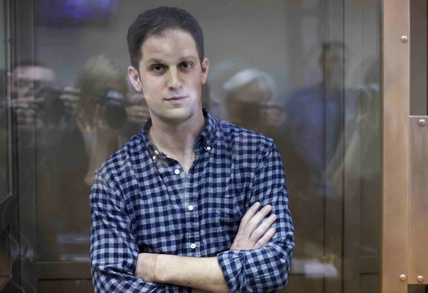 Evan Gershkovich, ici lors d'une audience du tribunal municipal de Moscou afin de contester son maintien en détention provisoire pour espionnage, le 18 avril 2023.