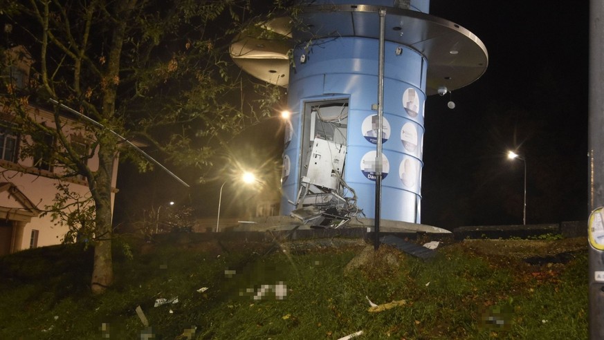Des inconnus ont fait exploser un distributeur automatique de billets à Balstahl (SO) dans la nuit de dimanche à lundi. Personne n&#039;a été blessé mais les auteurs sont toujours en fuite.