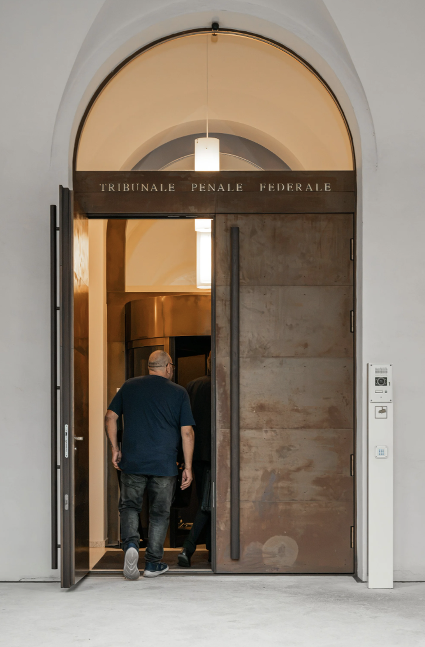 En septembre, un entrepreneur du canton d'Argovie (photo ci-contre) a comparu devant le Tribunal pénal fédéral. En octobre, la sœur du chef de clan italien devra également y comparaître.