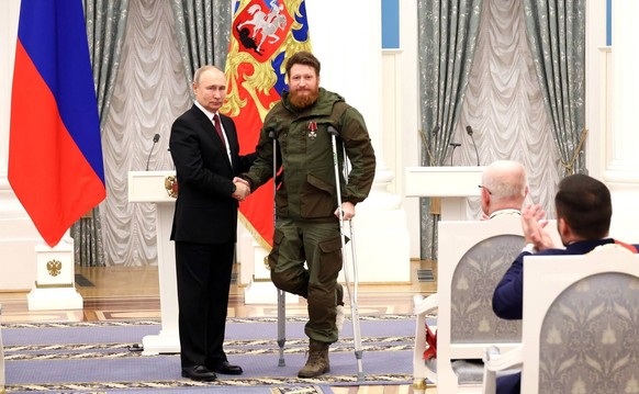 December 20, 2022. - Russia, Moscow. - Russian President Vladimir Putin left awards an Order of Honour to Head of WarGonzo project, war correspondent Semyon Pegov, during a ceremony at the Moscow Krem ...