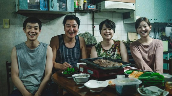 Une famille profitant d'un bon Bulgogi. (Ceux qui ont la réf, dites rien.)