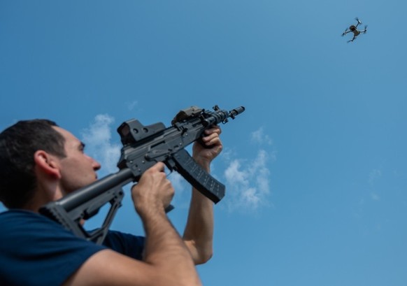 Tirer sur un drone au fusil? «Pas facile», nous dit Julien Grand.
