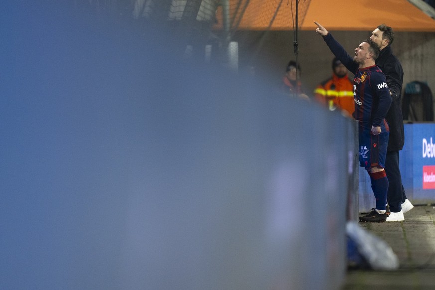 Sherdan Shaqiri (FCB), links, und Trainer Stephan Lichtsteiner (FCB), rechts, gestikulieren nach dem Spiel Richtung Basler Fans nach dem Viertelfinal des Schweizer Cup Fussballspiel zwischen dem FC St ...