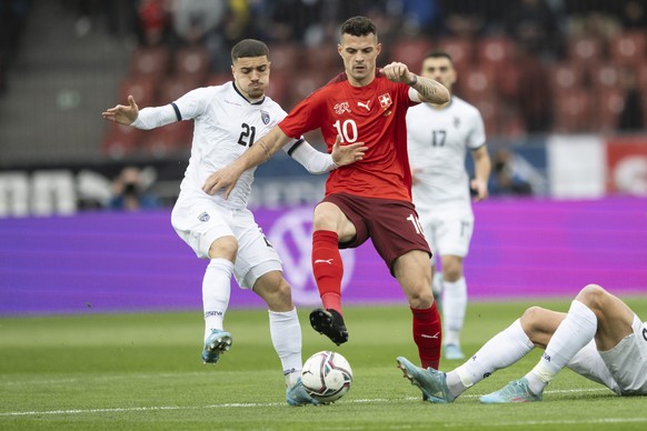 Kosovo&#039;s Blendi Idrizi, left, fights for the ball against Switzerland&#039;s Granit Xhaka, right, during a friendly soccer match between Switzerland and Kosovo in Zurich, Switzerland, on Tuesday, ...