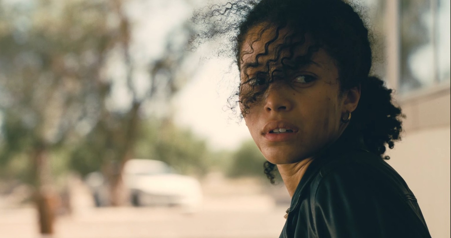 Révélée dans la série Présumé Innocent sur Apple TV+, Chase Infiniti fait ici ses débuts au cinéma.