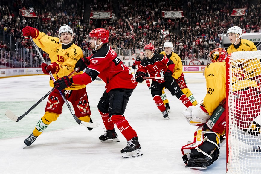 Tim Mathys (SCL), gauche, lutte pour le puck avec Yannick Zehnder (LHC), centre, a cote du gardien Luca Boltshauser (SCL), droite, lors du match de championnat suisse de hockey sur glace de National L ...