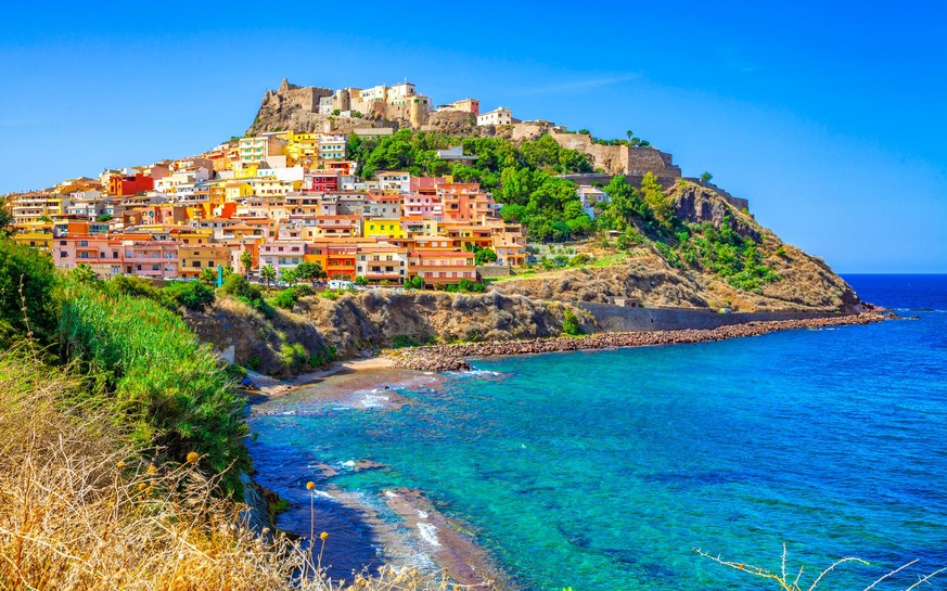 Etre payé pour vivre sur l'une des plus belles îles de la Méditerranée, voilà ce que propose la Ville et commune de Castelsardo, en Sardaigne.