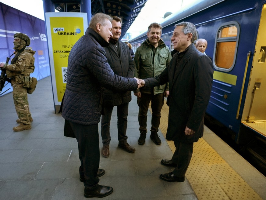 Le président de la Confédération Ignazio Cassis accueilli jeudi matin à la gare de Kiev par l&#039;ambassadeur suisse Claude Wild et par des officiels ukrainiens.