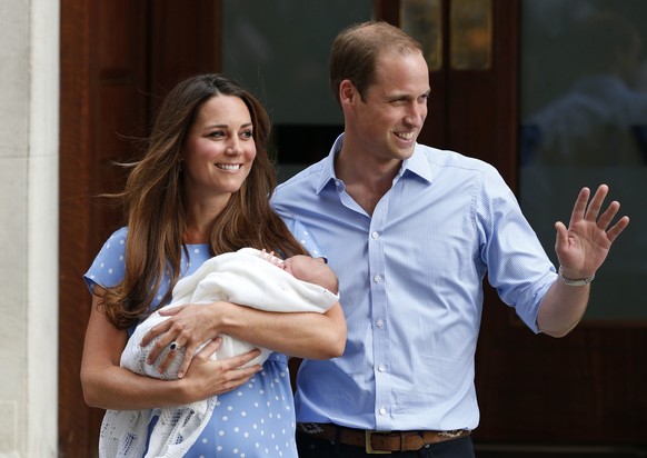 Britain&#039;s Prince William and Kate, Duchess of Cambridge hold the Prince of Cambridge, Tuesday July 23, 2013, as they pose for photographers outside St. Mary&#039;s Hospital exclusive Lindo Wing i ...