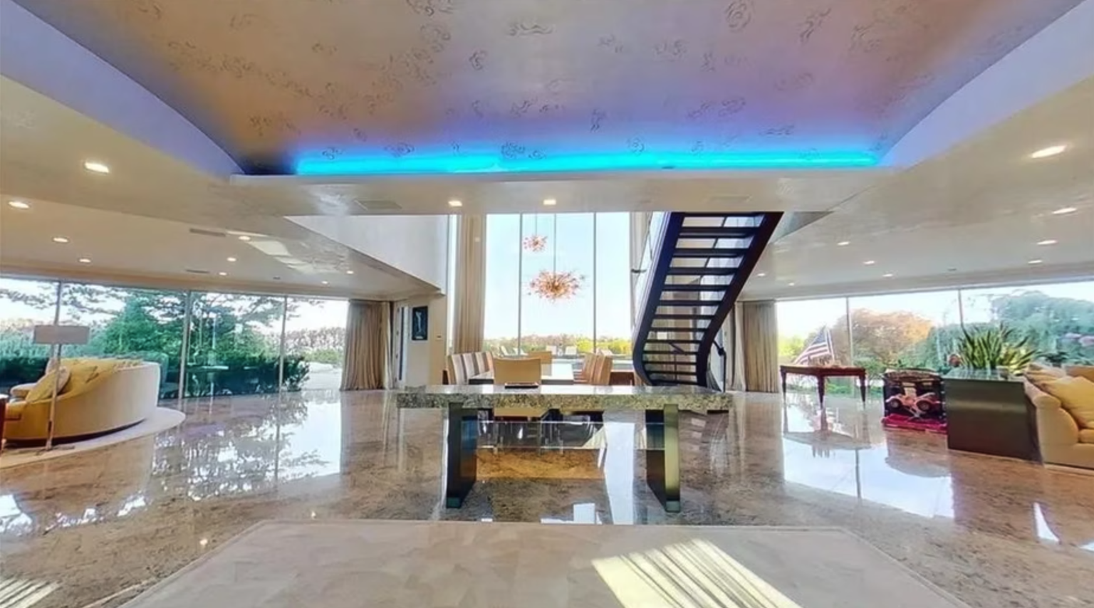 D&#039;une valeur de 30 millions de dollars en 2013, la maison a été vendue en 2021 à l&#039;actuel propriétaire pour 7,2 millions.
