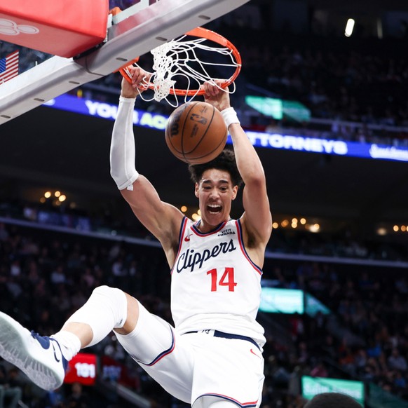 Yanic Konan Niederhäuser réussit un dunk rageur face aux Pelicans